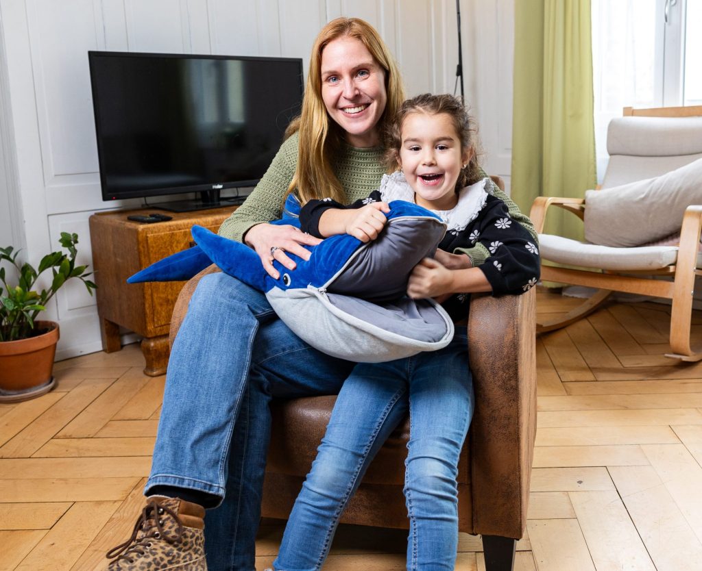 Mutter pflegt ihre Tochter